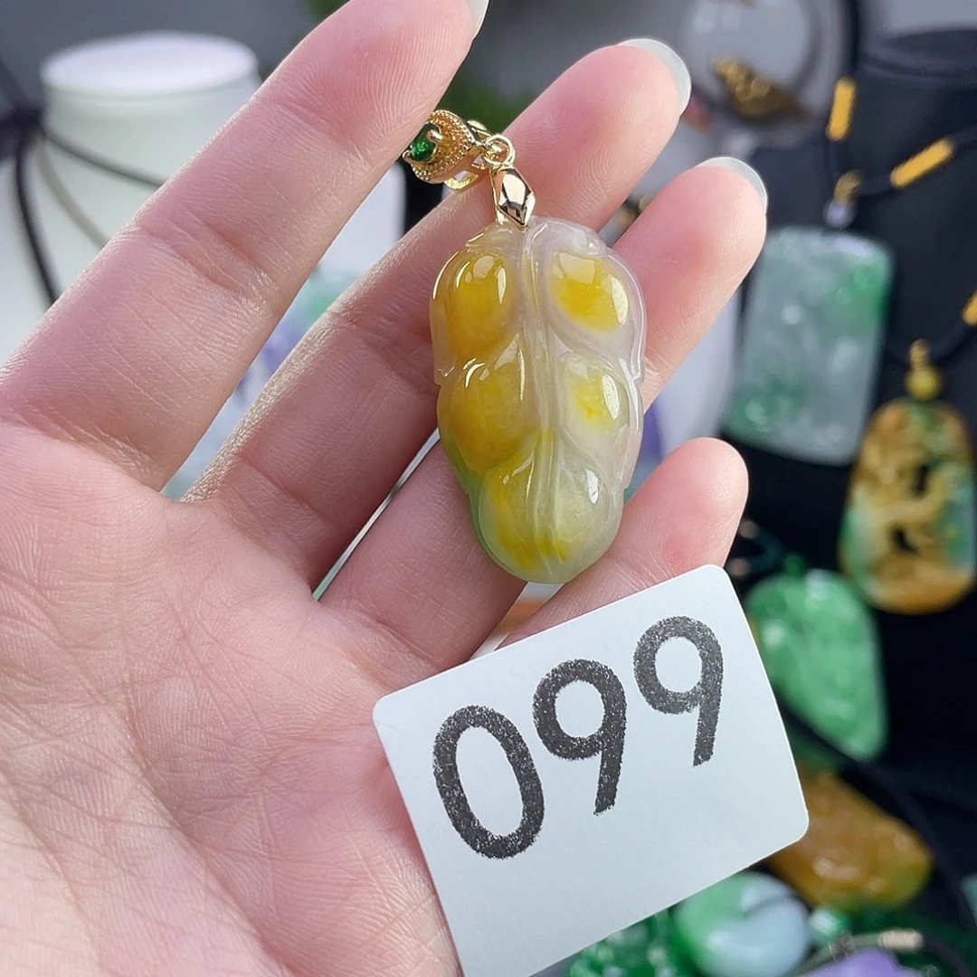 翡翠未镶嵌吊坠(赠链)