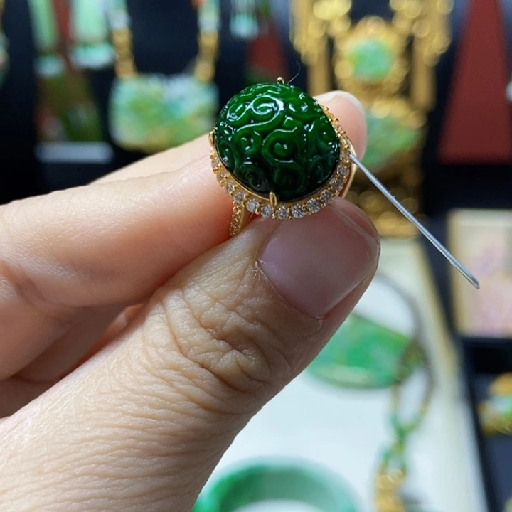 翡翠未镶嵌颈饰戒指