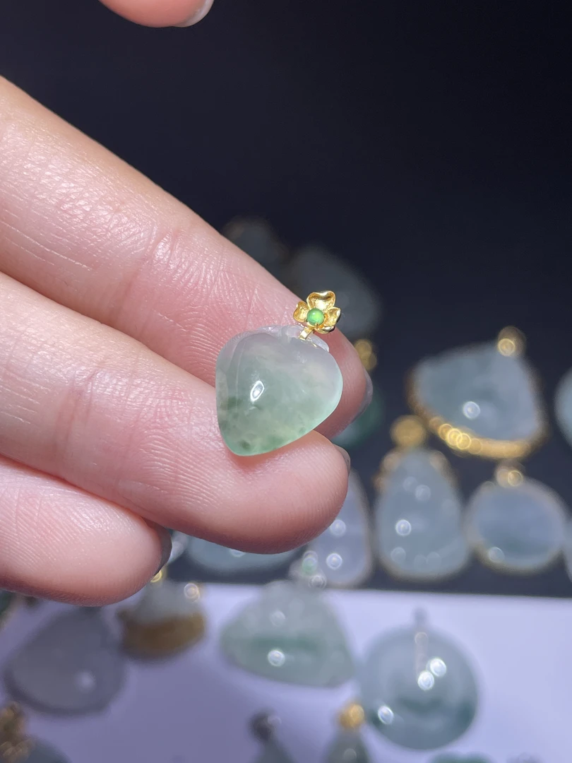 18k金天然a货翡翠吊坠桃心尺寸17.6×11.1×4.6