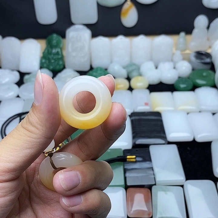 石英质玉未镶嵌颈饰做**己