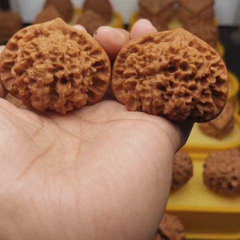 把件文玩核桃在*上