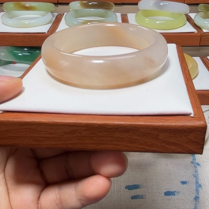 未镶嵌手镯石英质玉