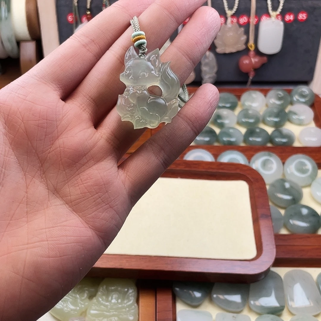 石英质玉未镶嵌颈饰