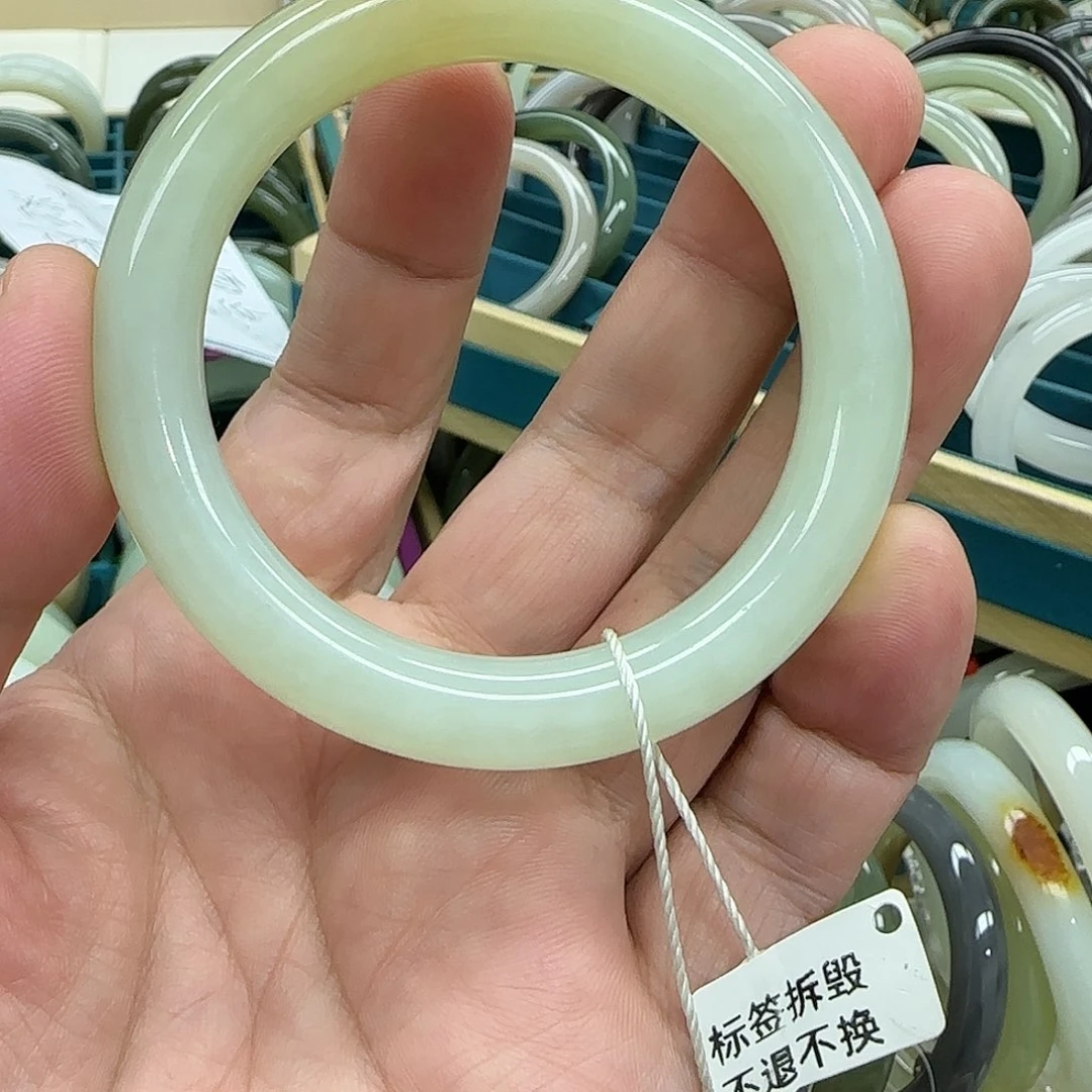 威***华和田玉未镶嵌手镯