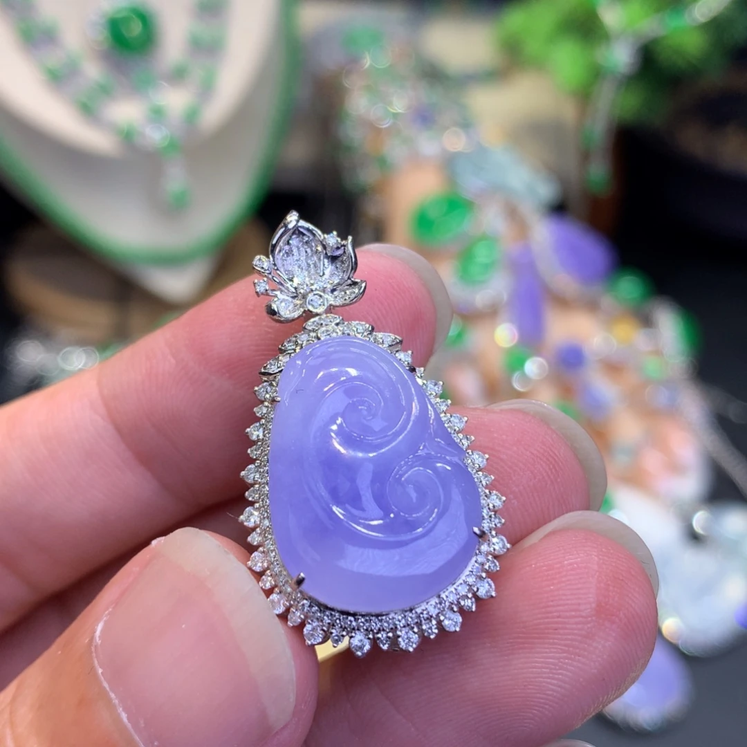 颈饰18K金镶嵌翡翠