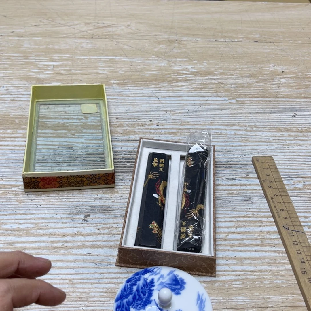 瓷片释*密密麻麻地排列着一个