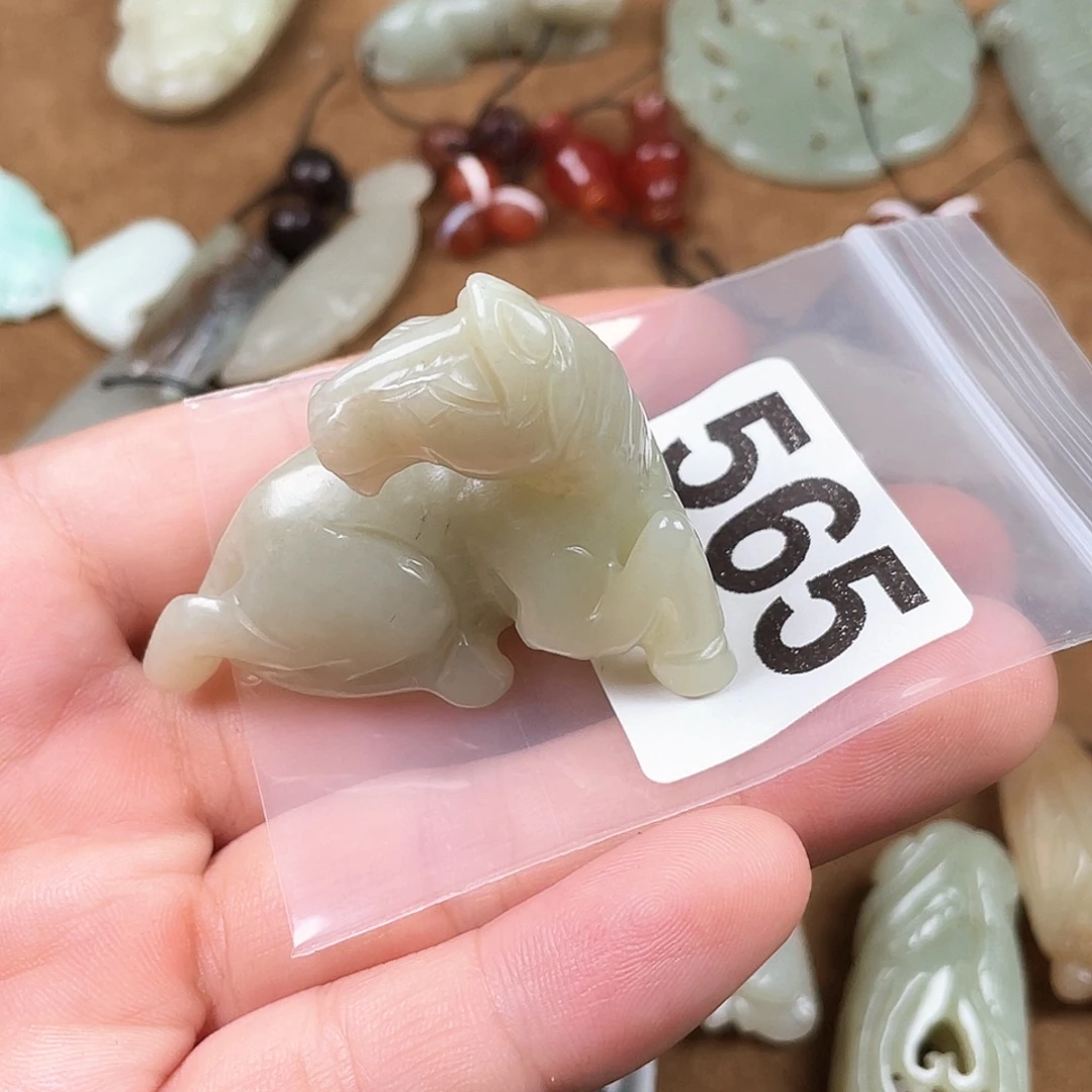 喜***马和田玉未镶嵌颈饰