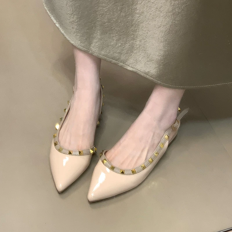 柳钉气质坡跟包头凉鞋2025年新款通勤后空尖头时装女鞋