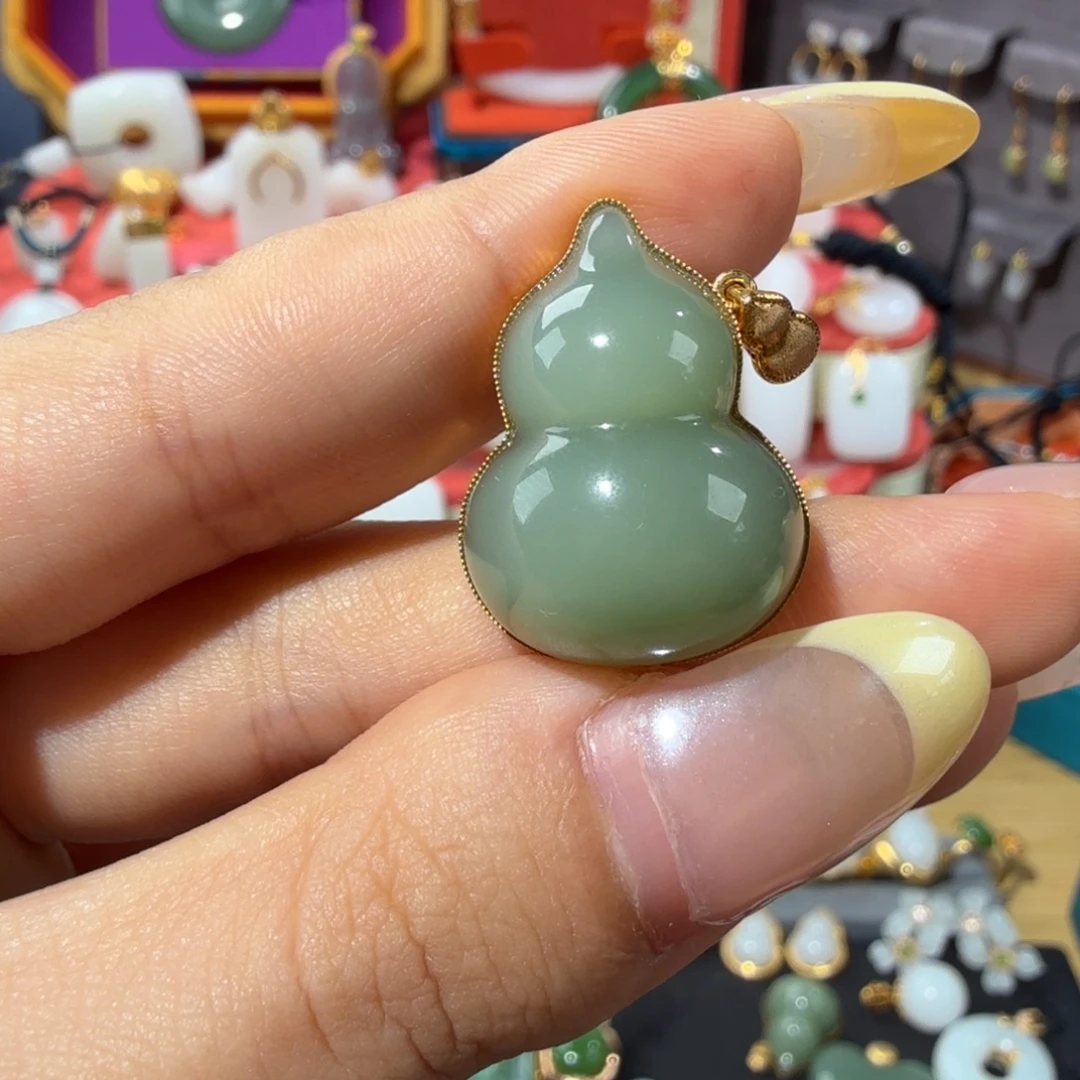颈饰18K金镶嵌和田玉