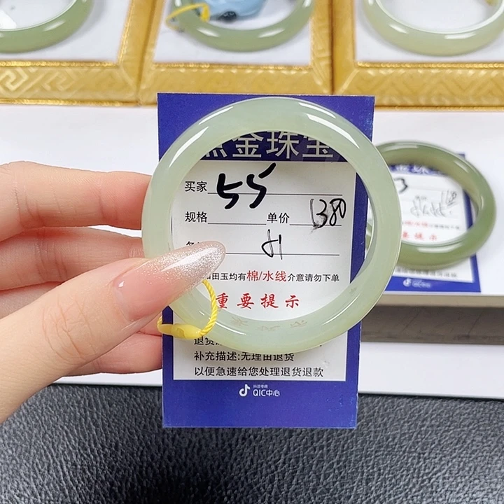 无***埃和田玉未镶嵌手镯