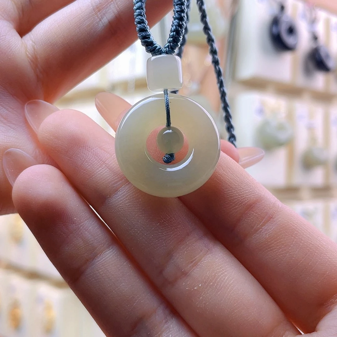 嗯***！和田玉未镶嵌吊坠(赠链)