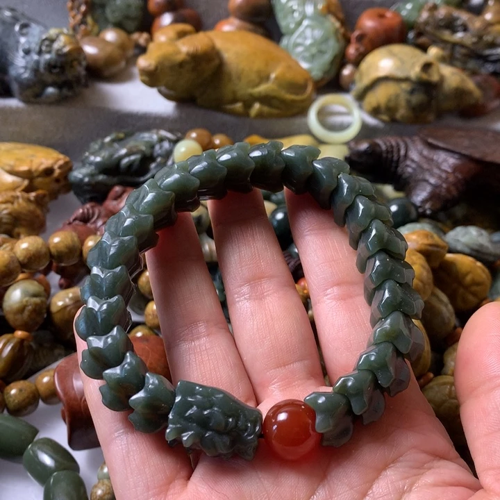 未镶嵌岫岩河磨玉（透闪石质玉）把件