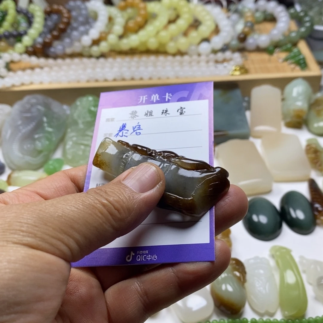 慕***杨和田玉未镶嵌颈饰