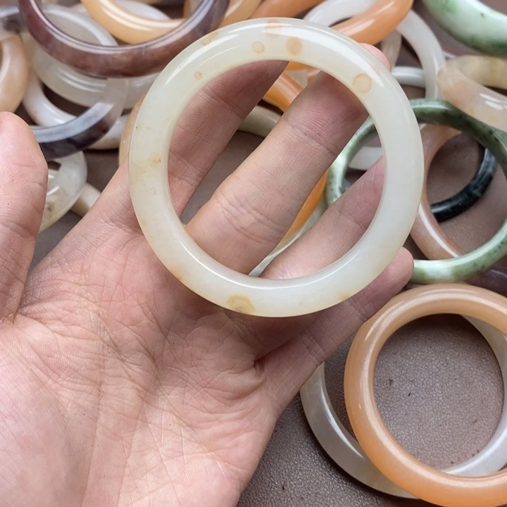 一***菊石英质玉未镶嵌手镯