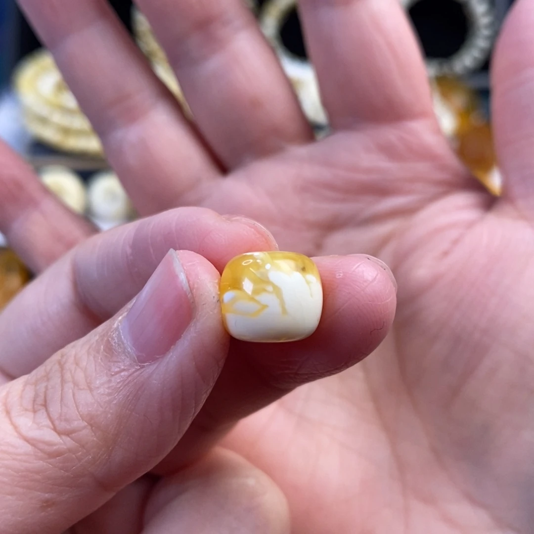 琥珀未镶嵌裸石金瓷白溶洞老型单珠11.8