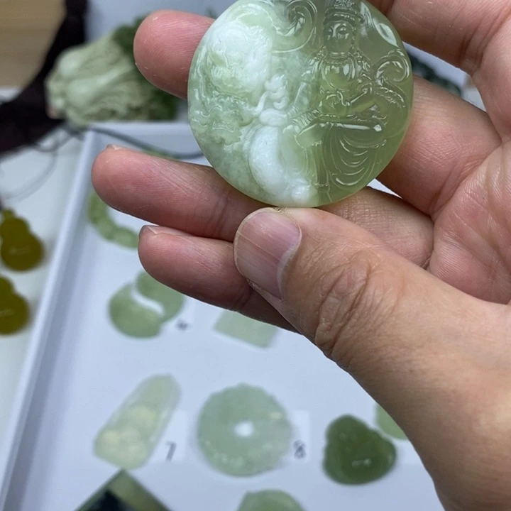 V***³蛇纹石玉未镶嵌颈饰