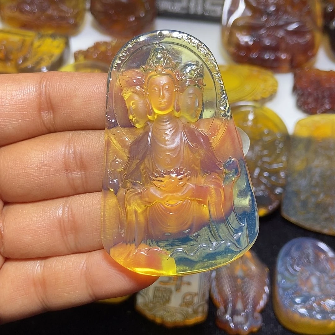 琥珀未镶嵌颈饰三面观音-55