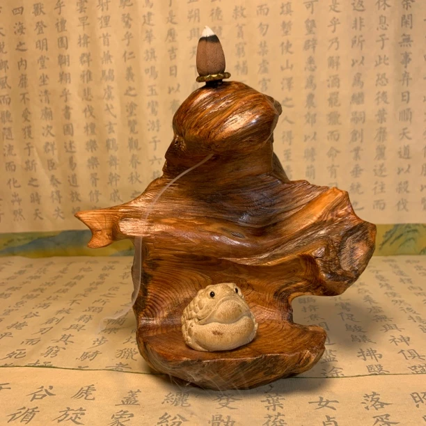 天然松树瘤、壶承、假山、瓷器、玉器、奇石 、倒流香，微型盆景底座。