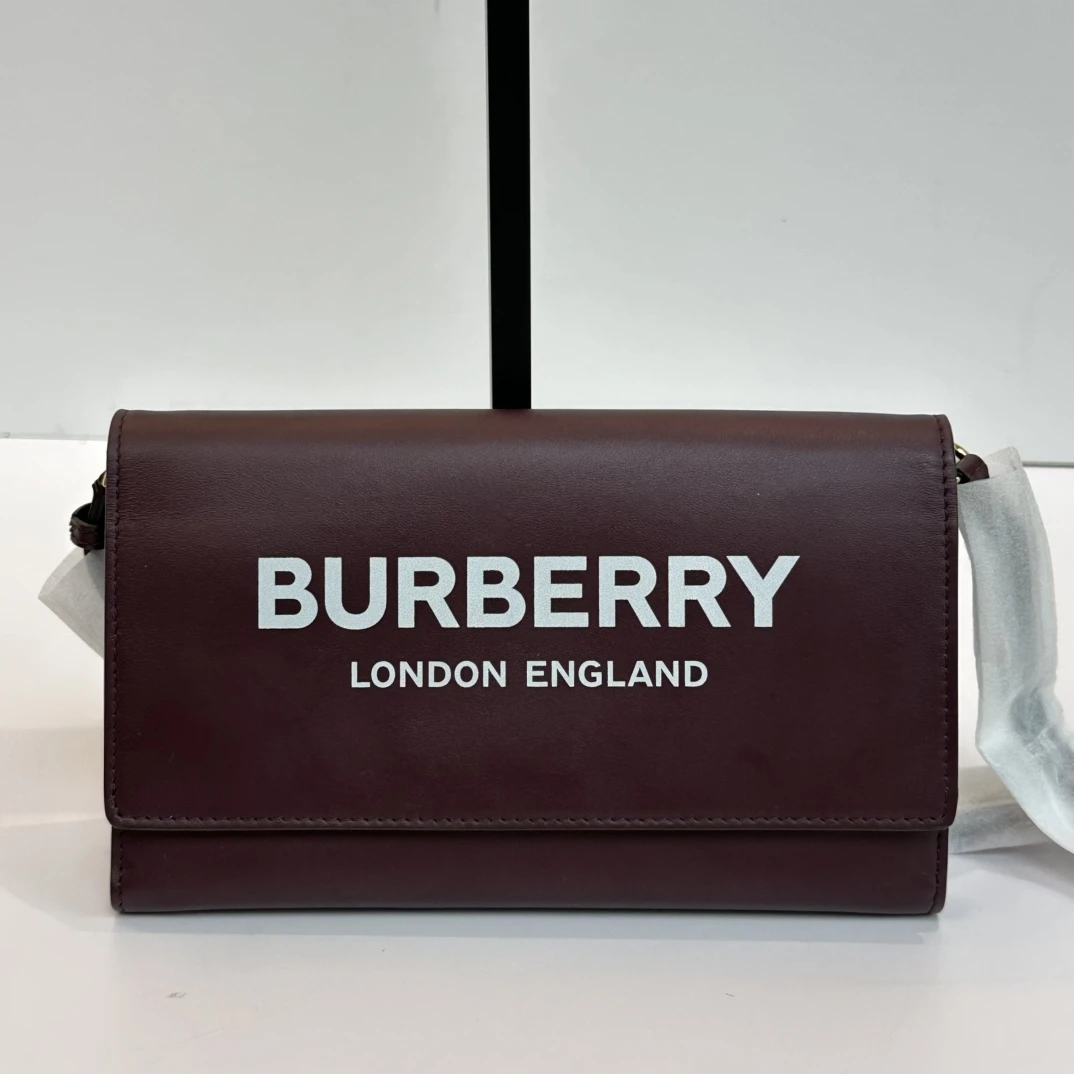 95新 BURBERRY/博柏利 酒红色字母logo单肩斜挎包 24359
