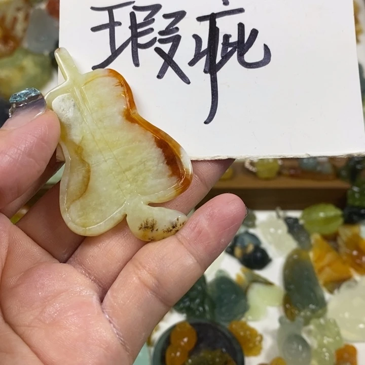 未镶嵌蛇纹石玉吊坠