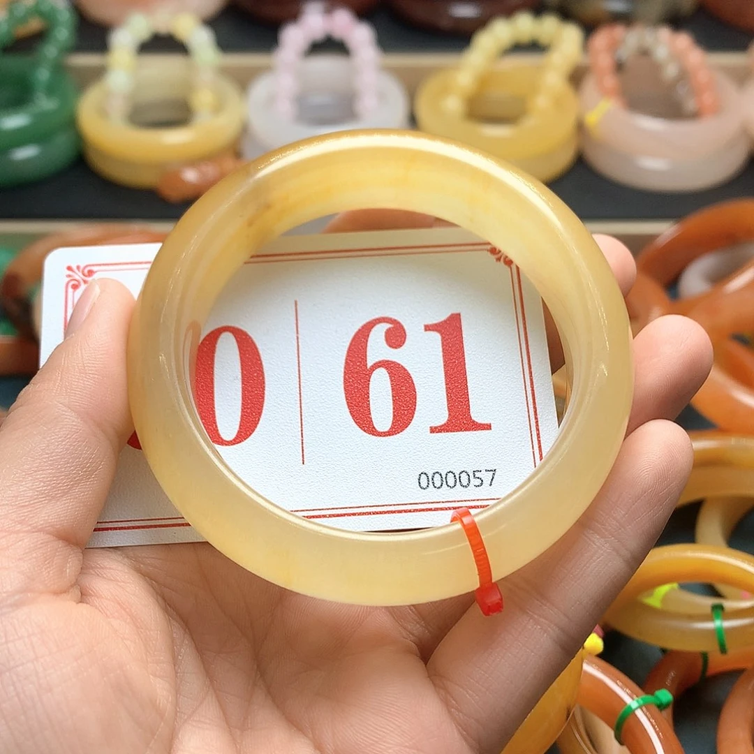 未镶嵌石英质玉（黄龙玉）手镯