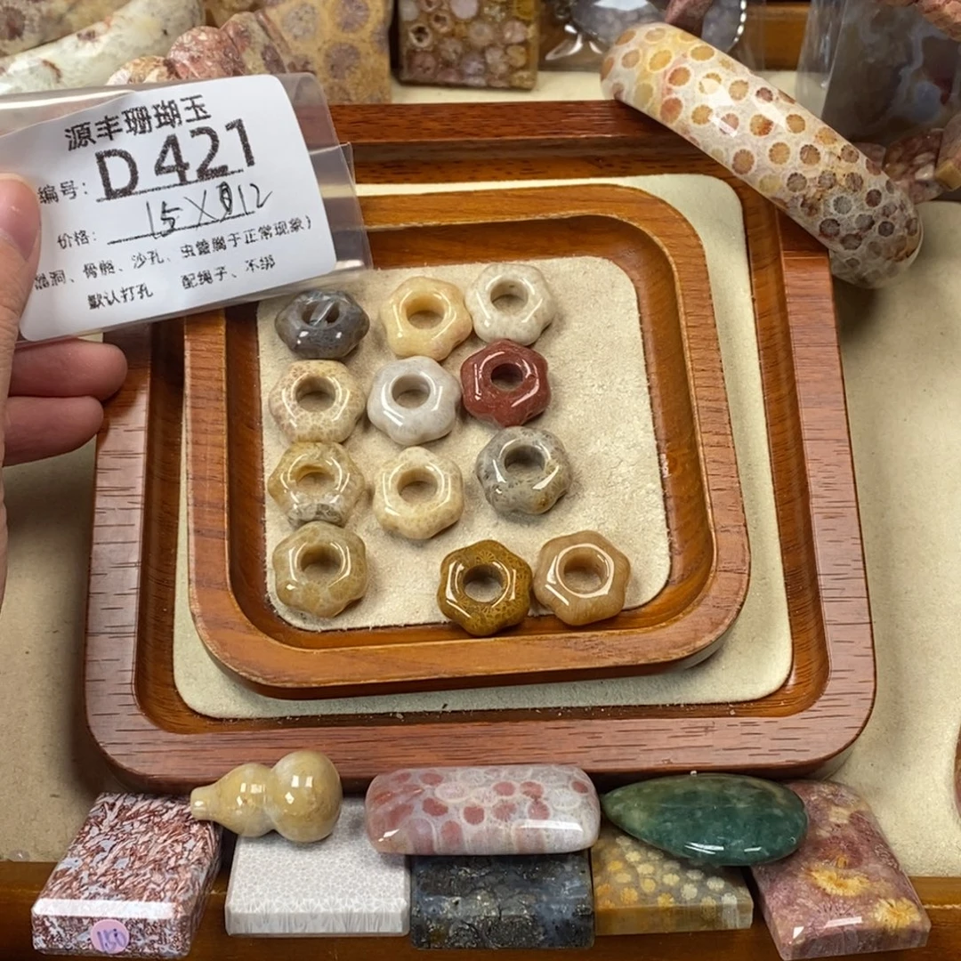 君***愁硅化玉未镶嵌颈饰