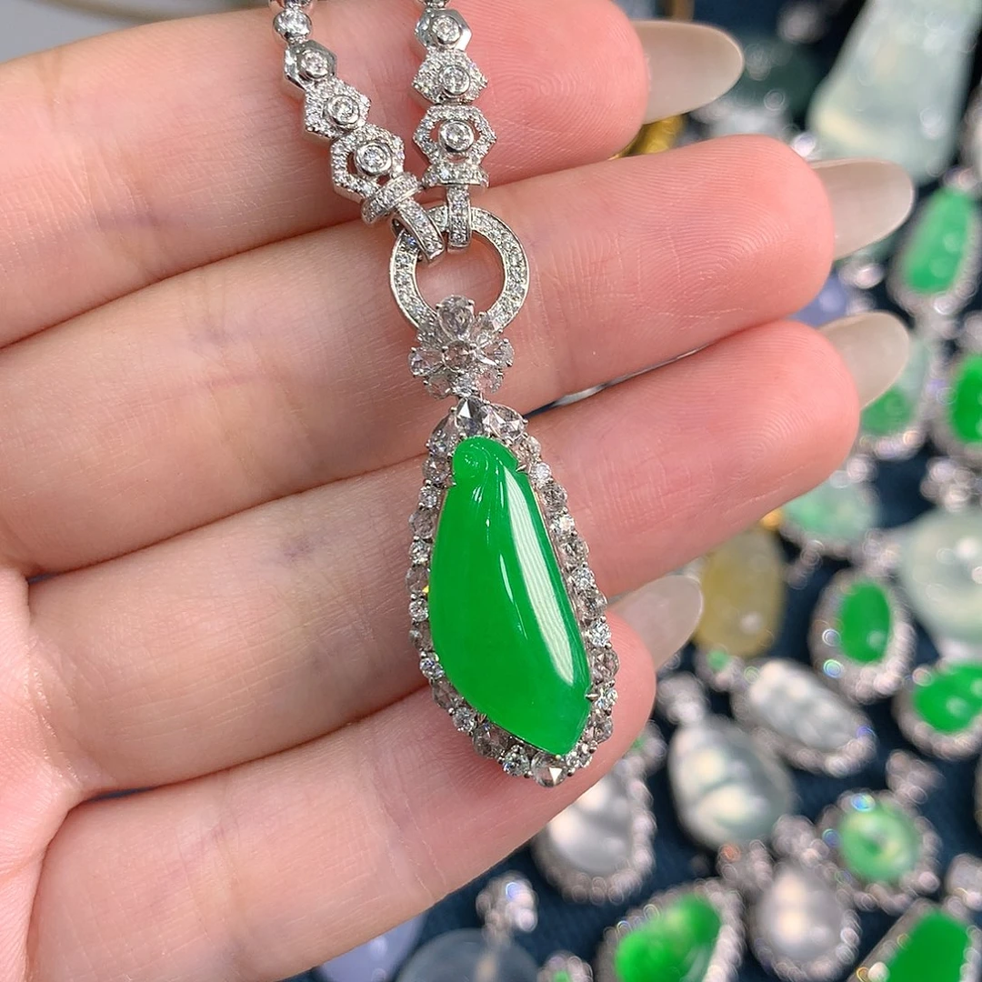 翡翠18K金镶嵌颈饰色标鲜阳绿福瓜 48小时鉴赏期