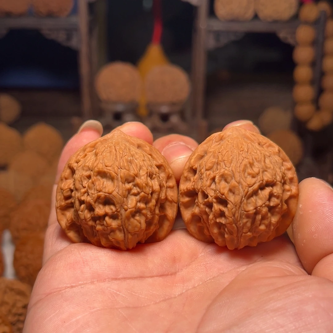 甜***瓜文玩核桃吊坠承德铁狮子