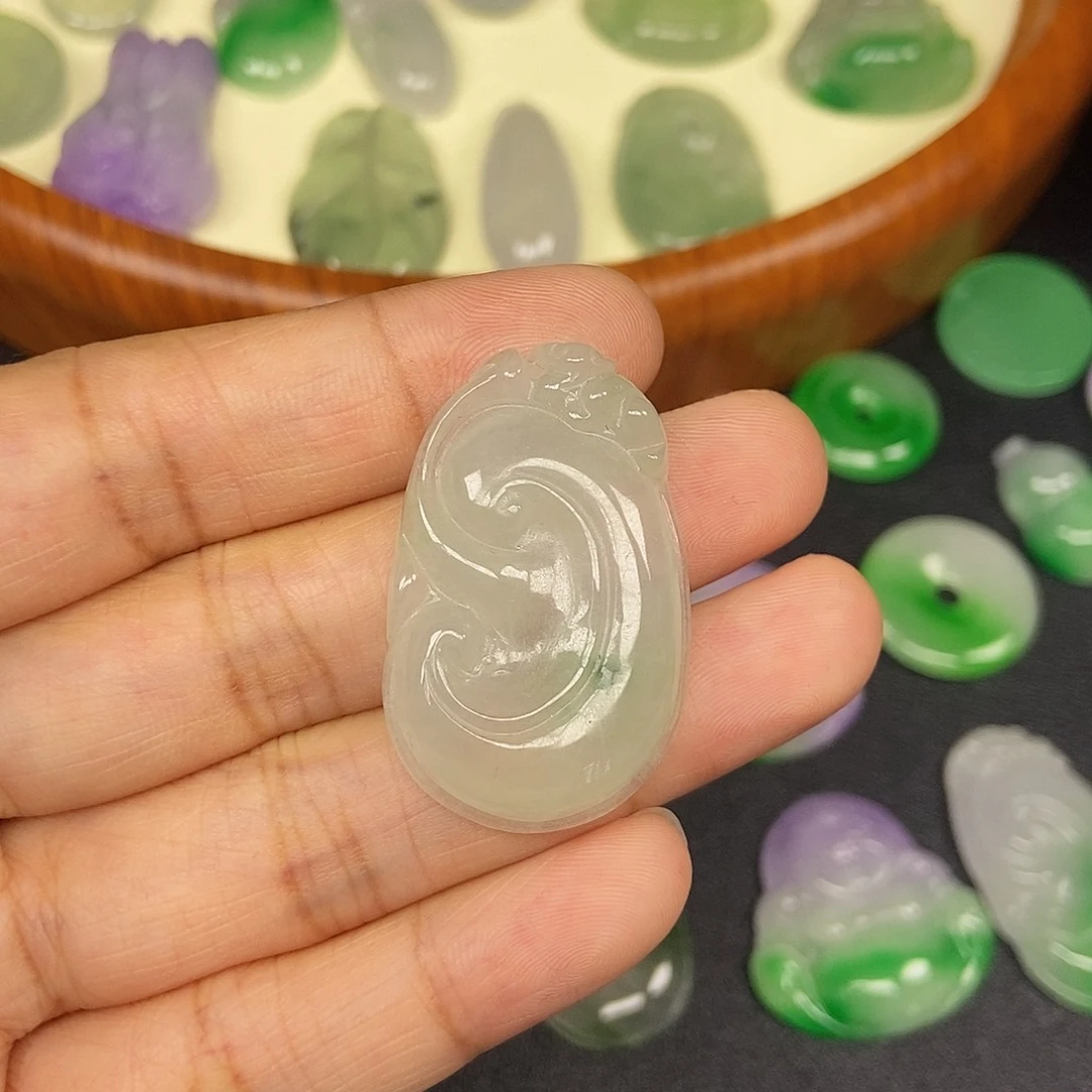 翡翠未镶嵌颈饰如意