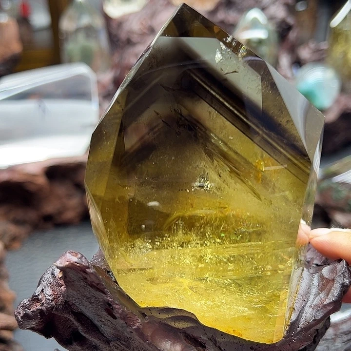 水晶珠宝半成品未镶嵌千层山金字塔黄水晶