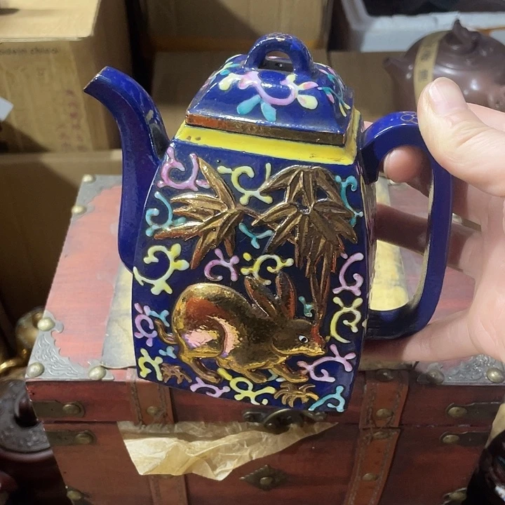 茶壶紫砂矿泥料手工制作的一把紫砂壶。