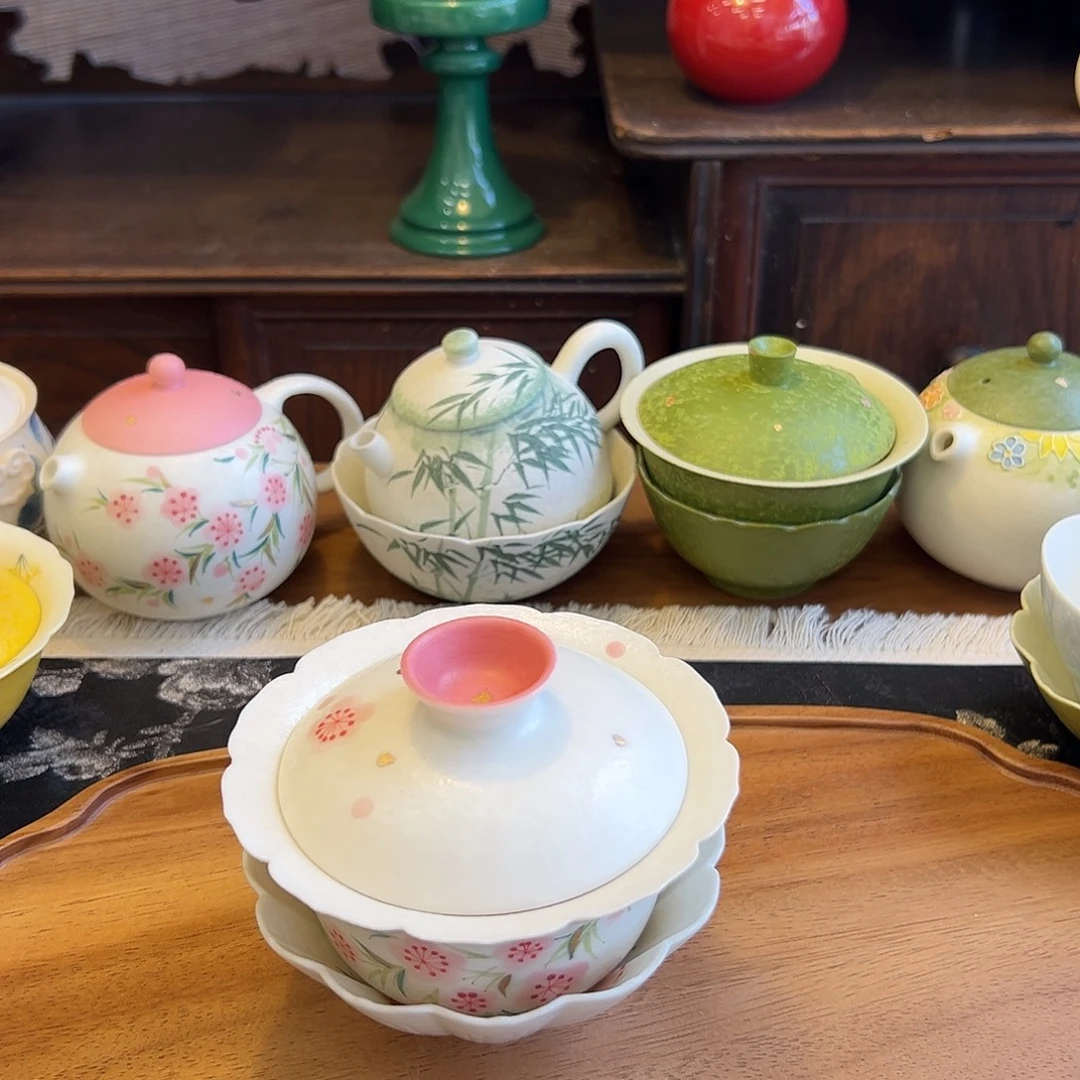 紫色或紫红或红褐色或淡