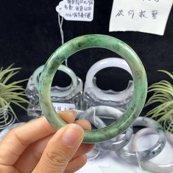 翡翠未镶嵌手镯68号。 59.5圈