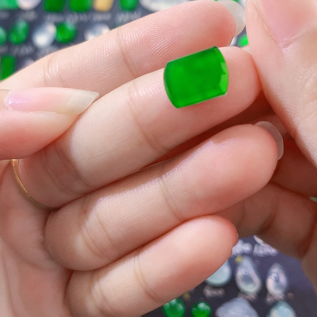 翡翠未镶嵌颈饰绿马鞍