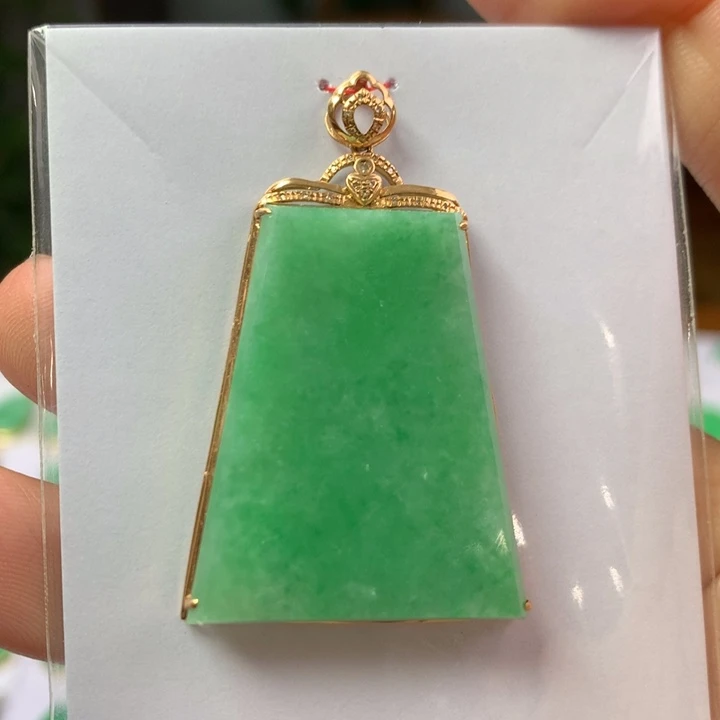 翡翠18K金镶嵌颈饰翡翠吊坠