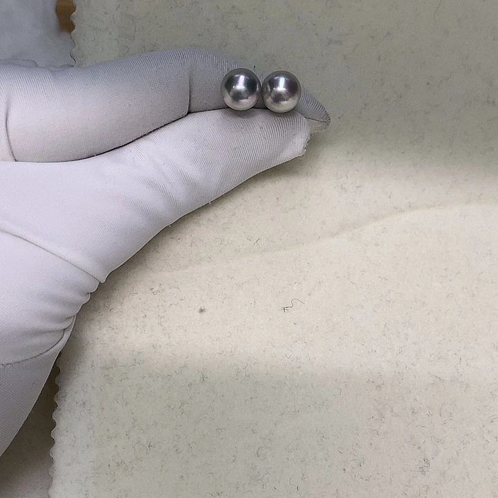 18K金镶嵌耳钉8.5-9海水珍珠