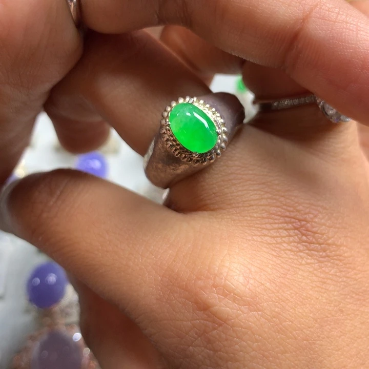 翡翠未镶嵌戒指铜托，卖裸石，需要二次镶嵌