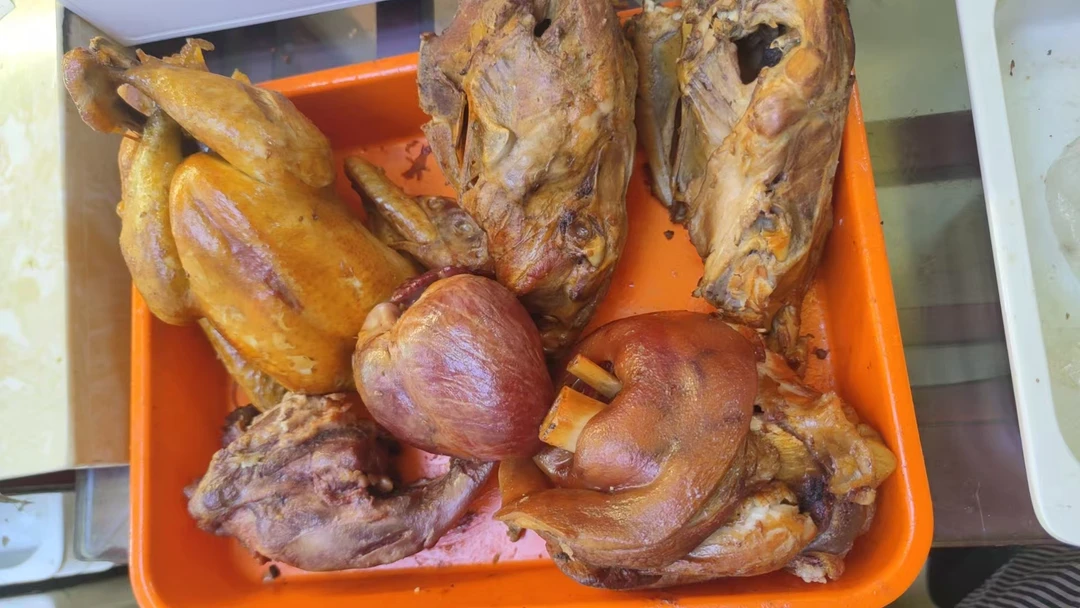 烧鸡1个肘子1个口条1个猪心1个鸡架2个