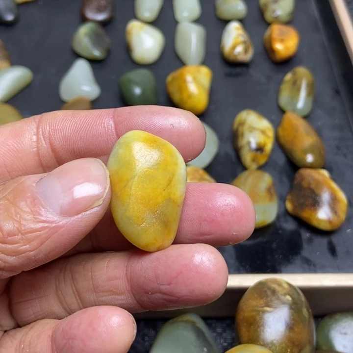 毛***豆和田玉（糖玉）未镶嵌珠宝奇石