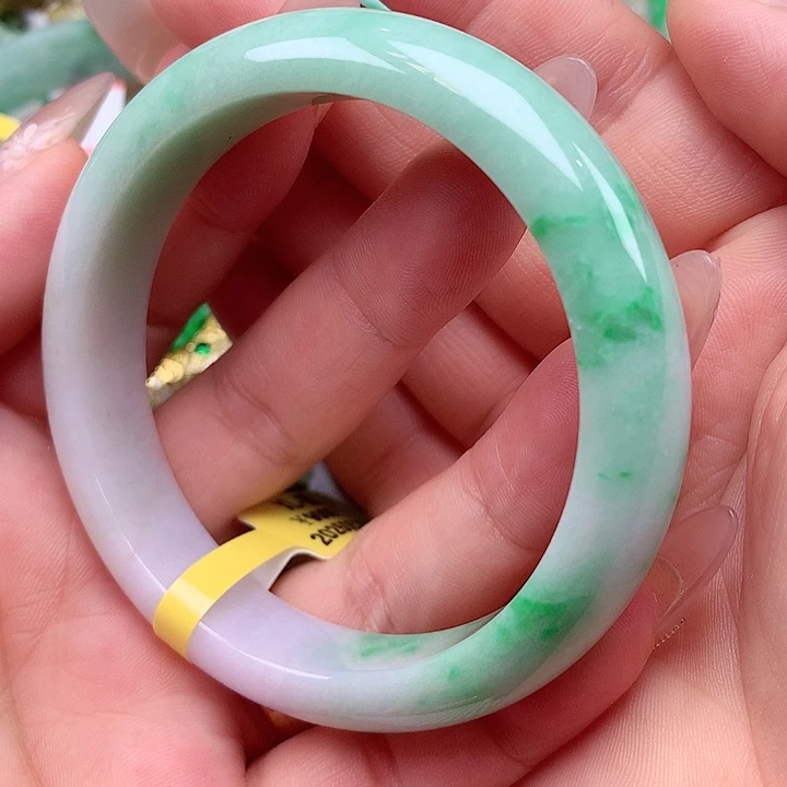 翡翠手镯未镶嵌翡翠手镯