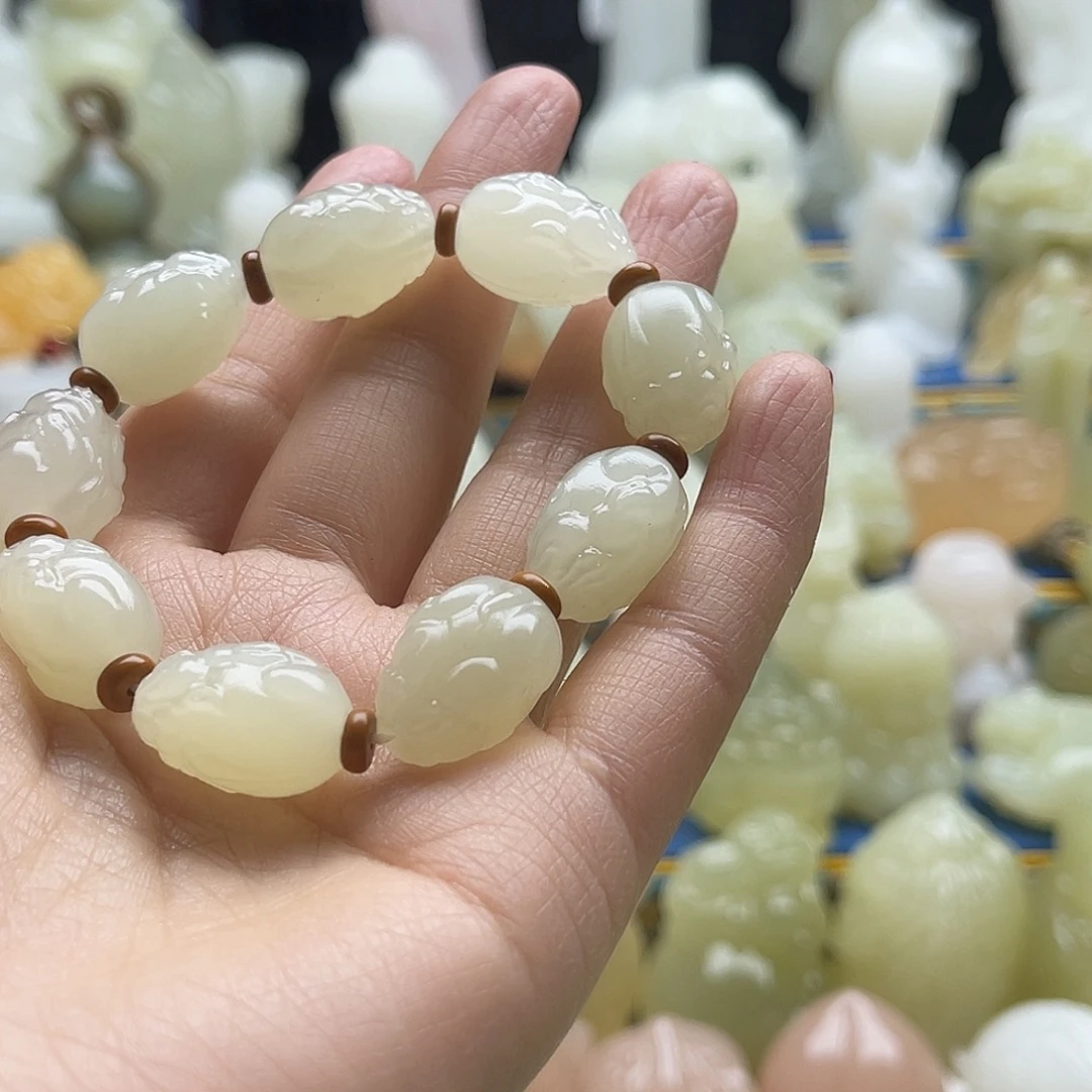 冷***知玉天然桌面小摆件