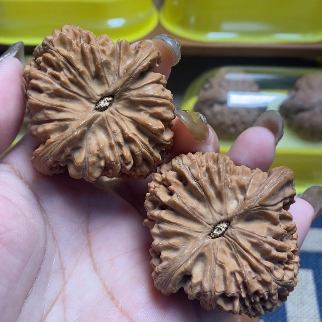 穆***）文玩核桃吊坠南疆