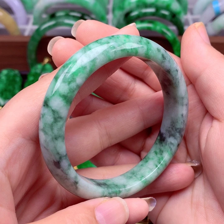 翡翠手镯未镶嵌翡翠