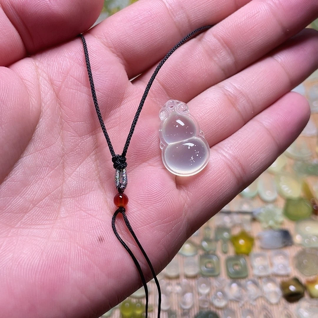 流***萤未镶嵌蛇纹石玉吊坠
