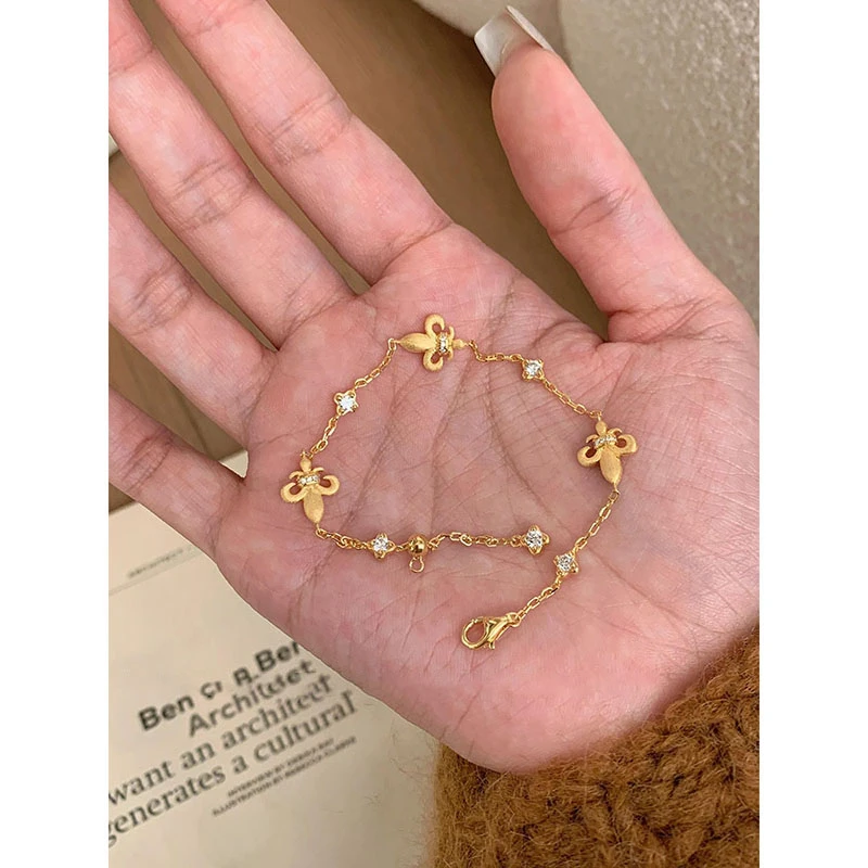 铜合金手链 法式鸢尾花显白手链轻奢小众精致手串女秋冬配饰手饰