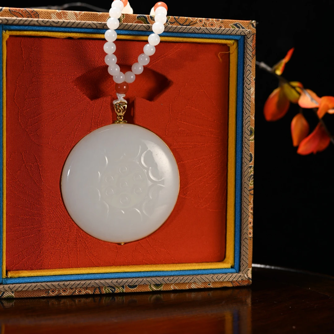 LOT8845 2511260002和田玉白玉大日如来挂牌/保利