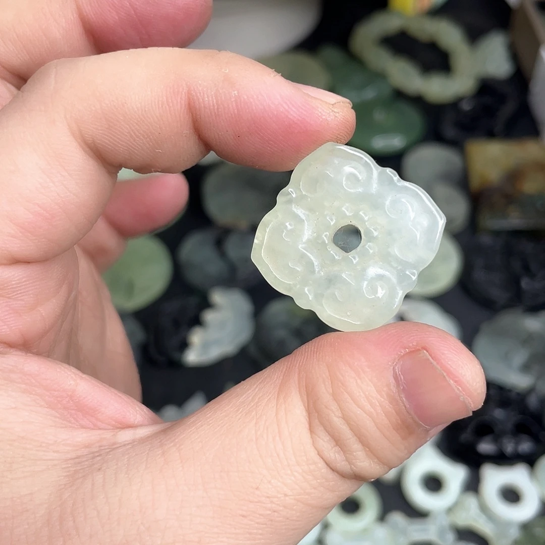 岫玉未镶嵌颈饰平安