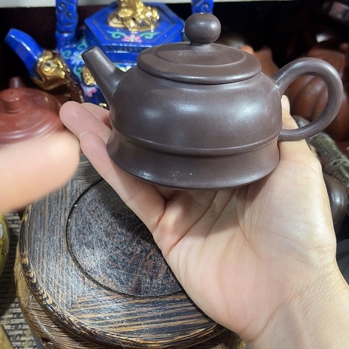 茶壶紫砂原矿泥料手工制作的一把紫砂壶。