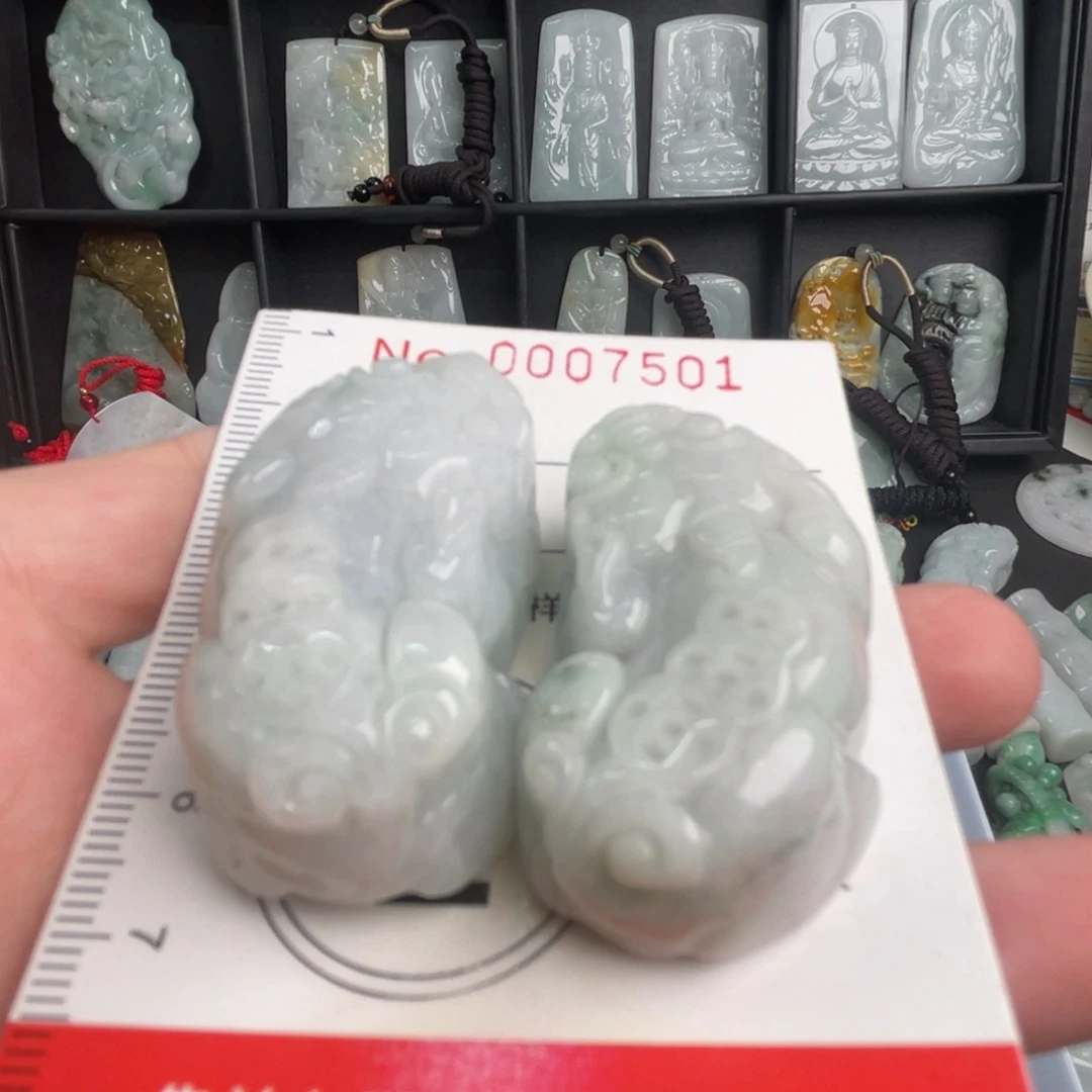 龙***艺吊坠(不含链)未镶嵌翡翠微瑕