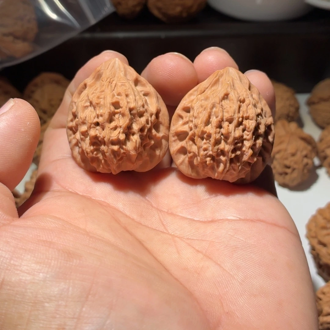 姜***辣文玩核桃吊坠七步沟